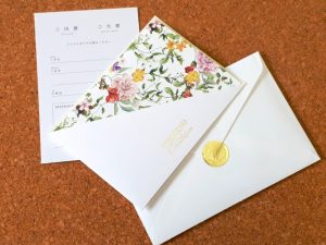 妊婦が結婚式の招待状をもらったら？ 返信の書き方や注意点を紹介記事サムネイル